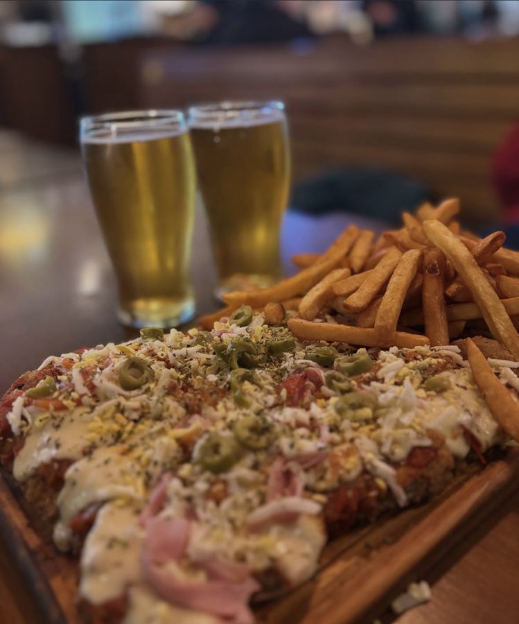 Pizzanesa con papas y dos cervezas